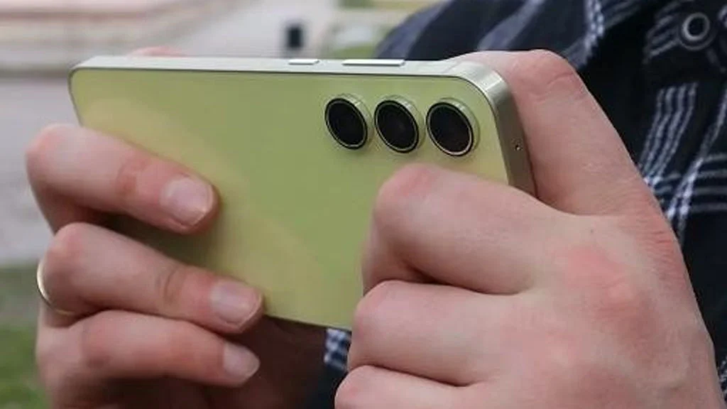 Samsung One UI 8 की ओर बढ़ा Galaxy A55 5G, Android 16 Update की तैयारी जोरों पर