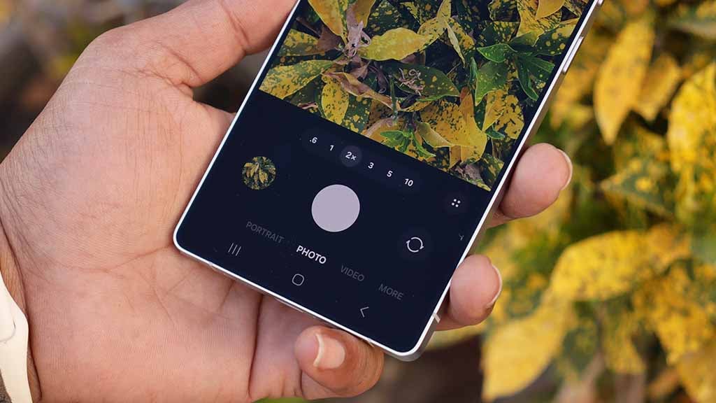 Pro Camera का मजा One UI 8 में अधूरा, Samsung का पुराना Watermark बना सिरदर्द